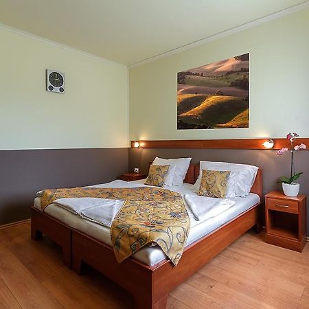 Aranypatkó Fogadó-Étterem Győrújbarát Exterior foto