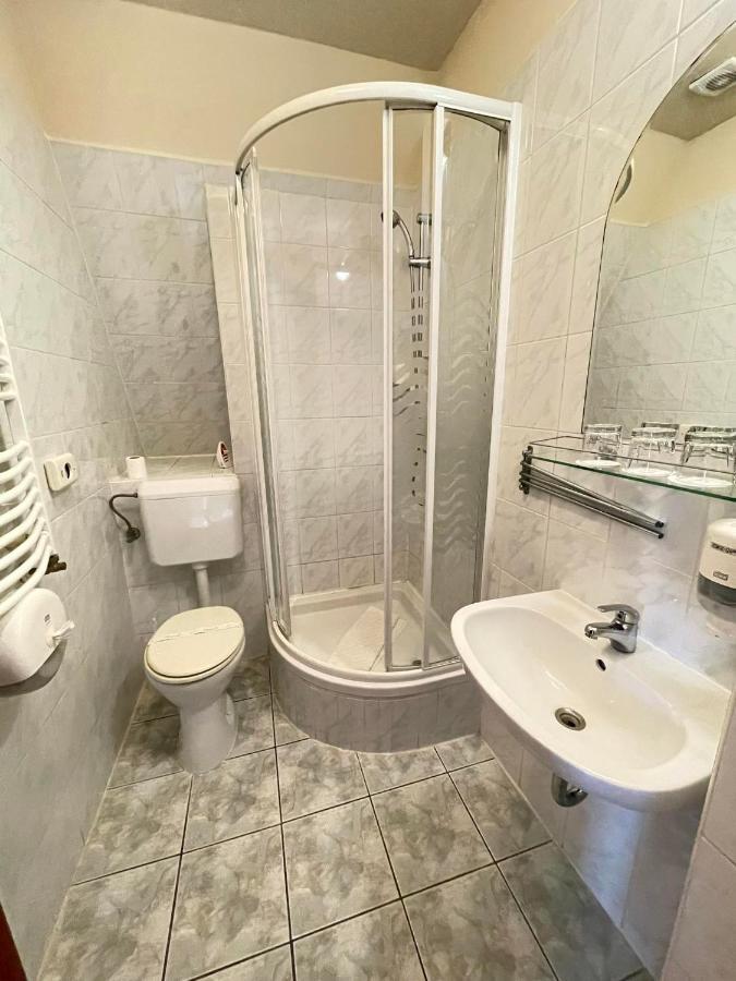 Aranypatkó Fogadó-Étterem Győrújbarát Exterior foto